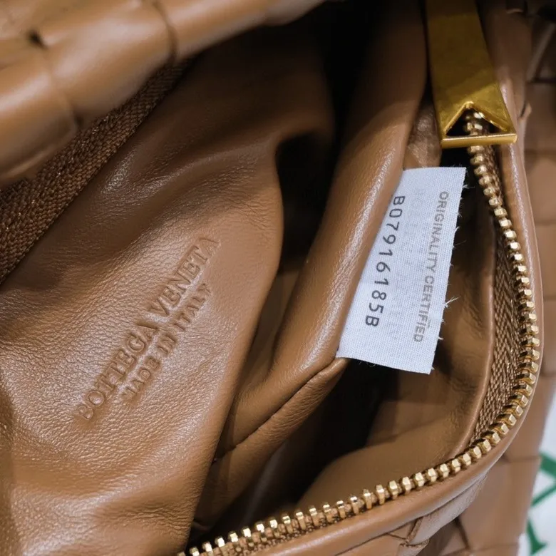 Batch 1120 BV Bottega Veneta's new early spring women's MINI JODIE handbag BV bag 🔥The new method is based on the original rounded corners, knotted with classic woven leather round hobo bag, The most iconic triangular pull-out design, using sheepskin draped soft shape, is super suitable for concave shapes~ Jodie feels really gentle to people, and is definitely the best item for daily matching. It has the same weave, new elements and twists, is compact and versatile, and is the new favorite of street style Internet celebrities! Dimensions: 23x28x8 Model: 6699-1